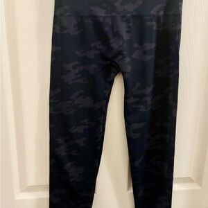 Spanx Look At Me Now Cropped Seamless Leggings XL Gray Camo